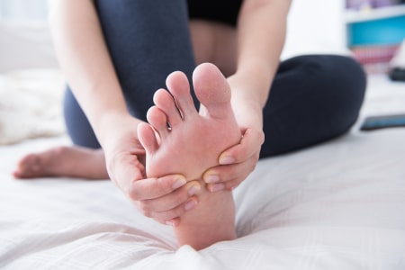 voetmassage voor koude voeten in bed