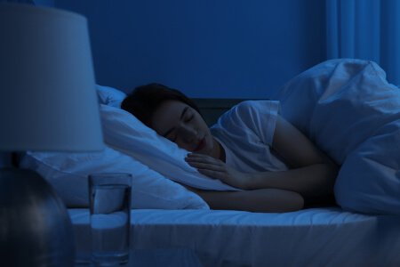 rustgevende slaapkamer om slecht slapen door stress te voorkomen