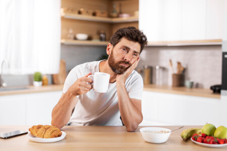 vermoeid zijn en koffie drinken