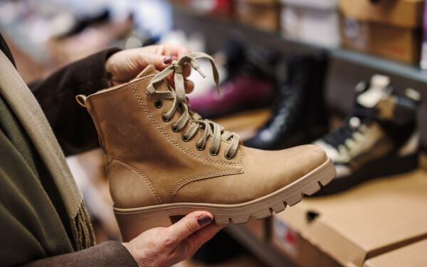 Goede schoenen kiezen tegen rugpijn